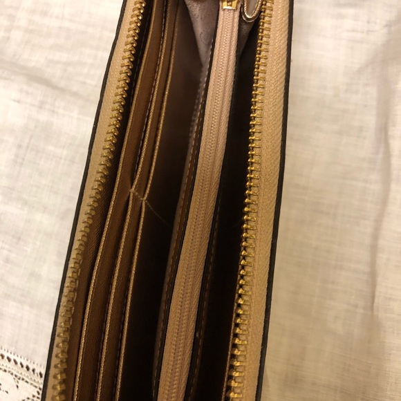 Michael Kors gold wallet - Picture 4 of 4